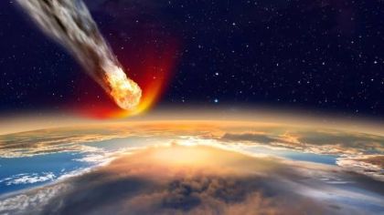 Atmosfere giren meteor, sürtünmenin etkisi ile yanar.